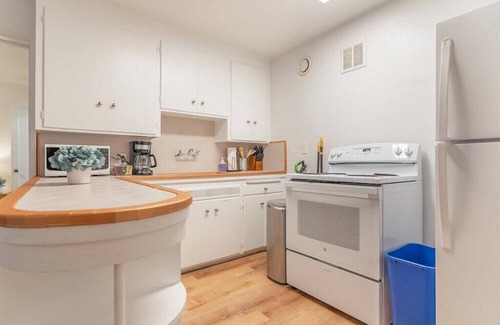Alki Apartment | Cozy 1-BR Seaside Apt near Aki Beach
