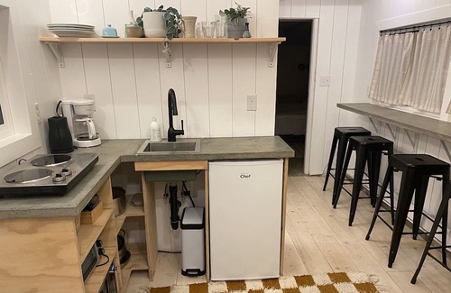 Saanich Cottage | Newly renovated modern suite near Royal Jubilee Hospital in city centre.