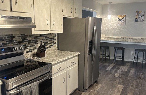 Hampton House | 3BR, 2.5BA Oasis, Indoor Pool, 10min from Town Center - Book Your Getaway Now!🏡