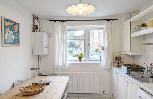 Littlehampton House | Holly House - Rustington - a family house that sleeps 6 guests in 3 bedrooms