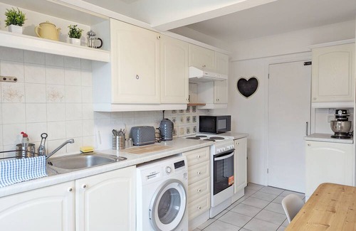 Littlehampton House | Holly House - Rustington - a family house that sleeps 6 guests in 3 bedrooms