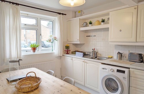 Littlehampton House | Holly House - Rustington - a family house that sleeps 6 guests in 3 bedrooms