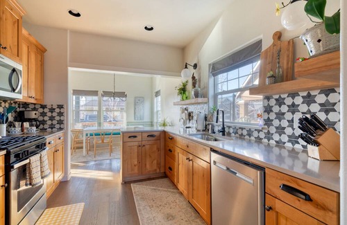 Mountain View House | High End Home In Quiet Neighborhood. King Bed, Fenced Yard, Harry Potter Room!