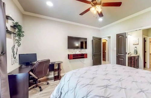 Wellborn House | Modern Townhome with Garage Parking