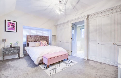 Chingford House | Chic 4-BR Home w/ Hot Tub & BBQ in Hornbeam Lane