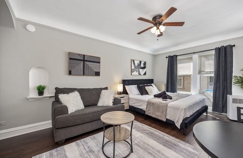 Oak Park Apartment | Charming Loft: King Bd/Elevator/Shops/Train/Bus/DT