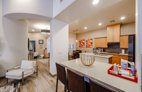 Talon Retreat House | Luxury 3br house w/heated pool + gym!