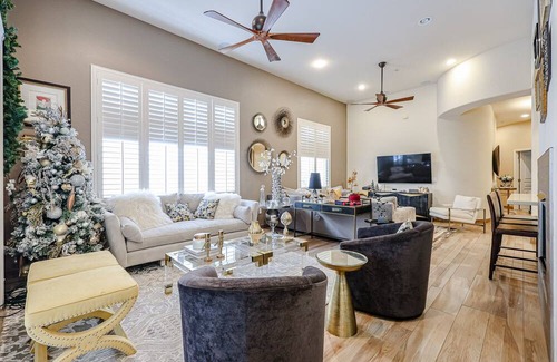 Talon Retreat House | Luxury 3br house w/heated pool + gym!