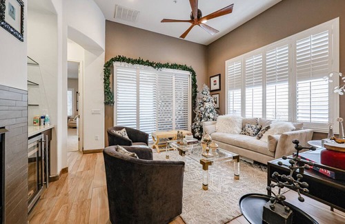 Talon Retreat House | Luxury 3br house w/heated pool + gym!