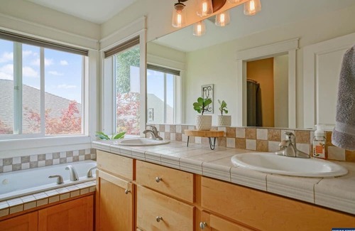 South Gateway House | New listing pricing! 3 bed, 2.5 bath luxury living. Avail. for long term rental
