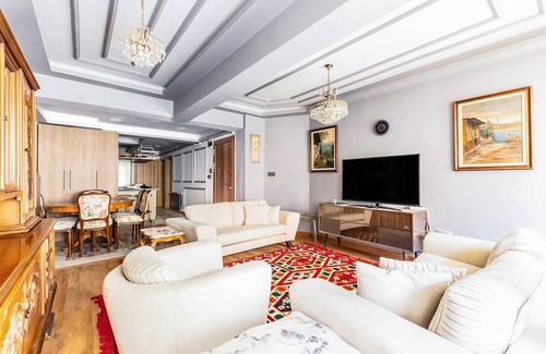 Uskudar Apartment | Classic Flat w Balcony 7 min to Capitol Mall