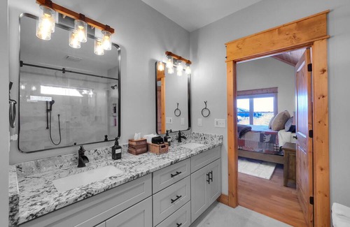 Banner Elk House | NEW! Sleeps 10, Hot Tub, Grandfather Mountain views, minutes to ski resorts!