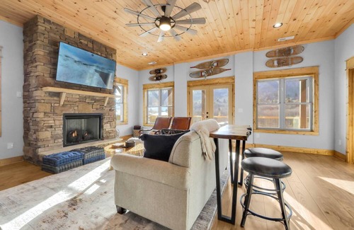 Banner Elk House | NEW! Sleeps 10, Hot Tub, Grandfather Mountain views, minutes to ski resorts!