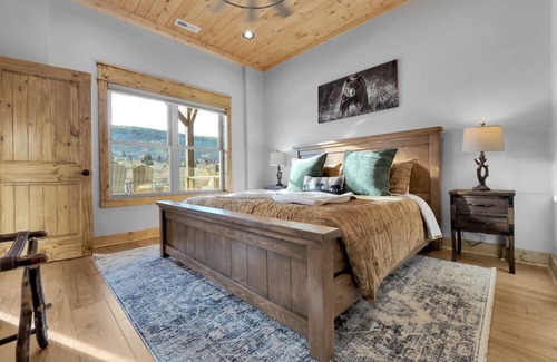 Banner Elk House | NEW! Sleeps 10, Hot Tub, Grandfather Mountain views, minutes to ski resorts!