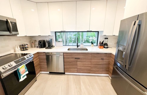 The Roads House | Serene Family Home in Miami Central Location