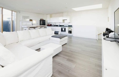 Guildford Apartment | Modern 2BR Apartment in Guildford