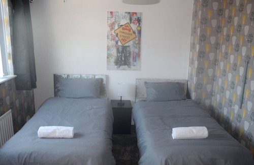 Dudley House | Perfect for Contractors, Nurses/Doctors and families for short stay leisure.
