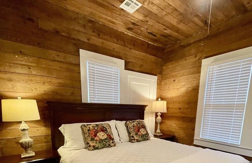 Lafayette Cottage | Spacious Waterfront Cottage + 2.5 Acres on the Bayou! In the 💛 of Lafayette