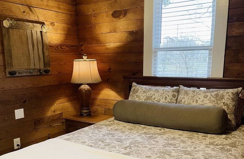 Lafayette Cottage | Spacious Waterfront Cottage + 2.5 Acres on the Bayou! In the 💛 of Lafayette