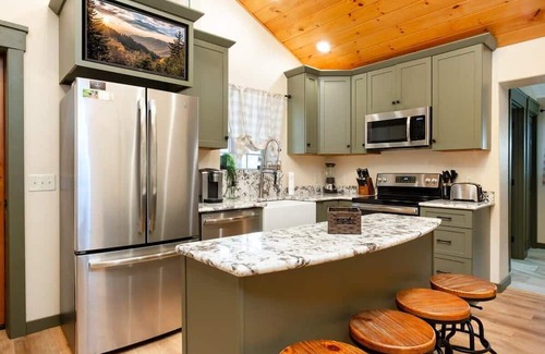 Pittman Center Cabin | 2MilesToNationalPark/15Min2Gatlinburg/FirePit