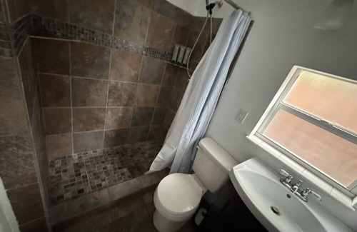 Royal Poinciana House | Cozy Home - Queen Size Bed