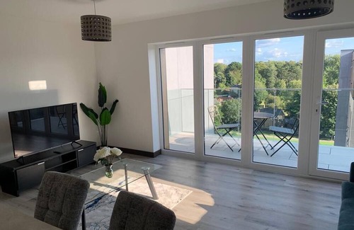Harlow Apartment | Lovely 2 bedroom apartment with 2 minute's walk to Harlow station. Beautiful!