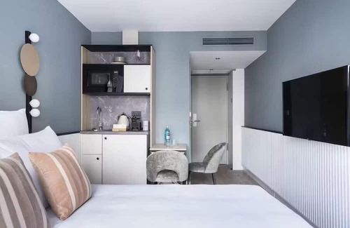 Kreuzberg House | Chic City Vibes: Minutes to Potsdamer Platz and Alexanderplatz. Parking!