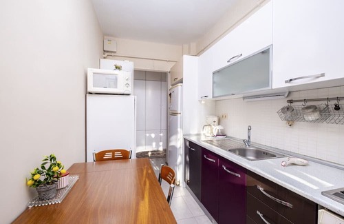 Caddebostan Mahallesi Apartment | Chic Flat with Balcony Close to Caddebostan Shore