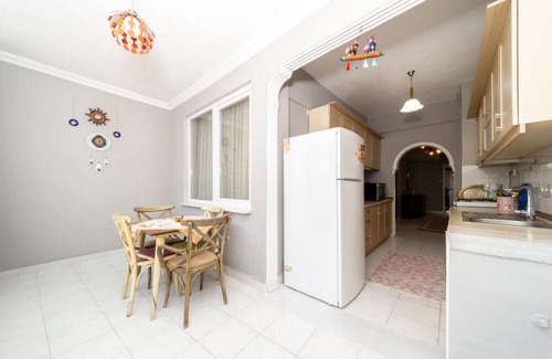 Antalya City Centre Apartment | Colorful Flat Close to the Coast in Muratpasa