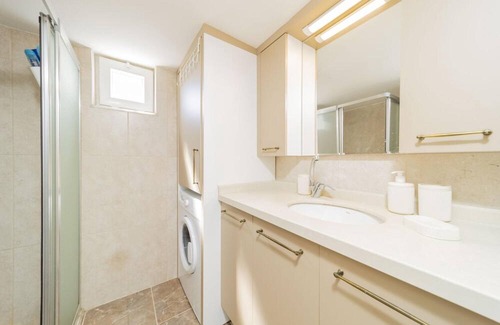 Lara Apartment | Spacious Apartment near Lara Beach in Muratpasa
