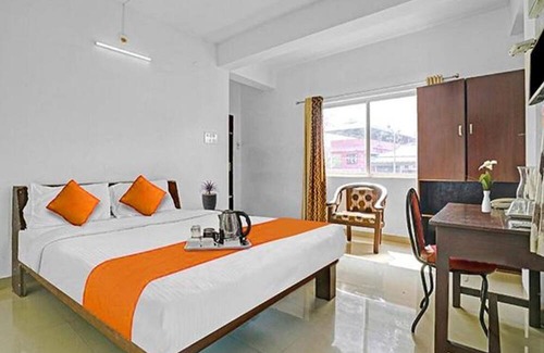 Kochi Hotel | FabHotel Lime Light