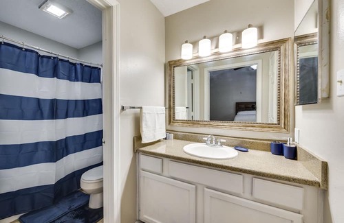 Mid City South Condo | Baton Rouge Condo w/ Pool & Balcony, Near Golfing!