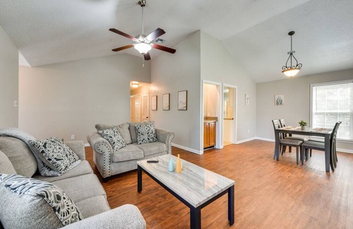 Mid City South Condo | Baton Rouge Condo w/ Pool & Balcony, Near Golfing!