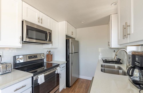 East Village Apartment | Trendy Long Beach 1BR, nr Aquarium, Groceries & Bars, by Blueground