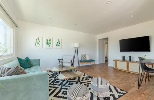East Village Apartment | Trendy Long Beach 1BR, nr Aquarium, Groceries & Bars, by Blueground