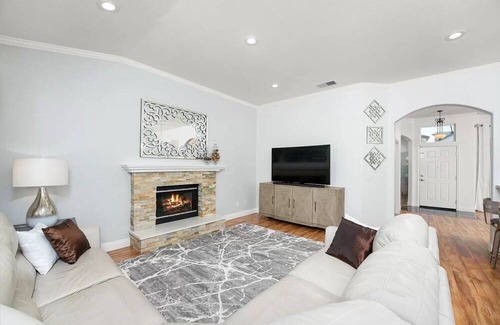 Sacramento House | Modern Newly Remodeled House in Desirable Centrally Located Community