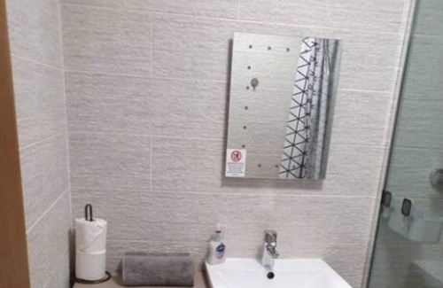 Leigh Apartment | Immaculate 2-Bed Apartment in Leigh