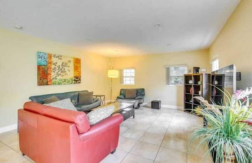 Plantation Apartment | 3 Bedroom 755387 by Houzlet
