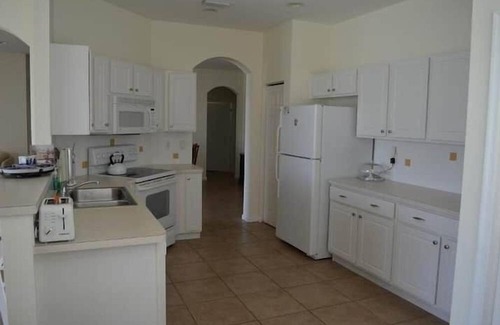 Gifford Apartment | 3 Bedroom 738008 by Houzlet