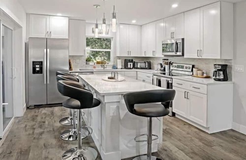 Warm Mineral Springs Apartment | 3 Bedroom 724822 by Houzlet
