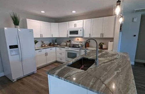 Sunshine Apartment | 3 Bedroom 791010 by Houzlet