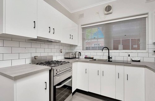 Tusmore Apartment | Tasteful 2BR 1BA in Tusmore