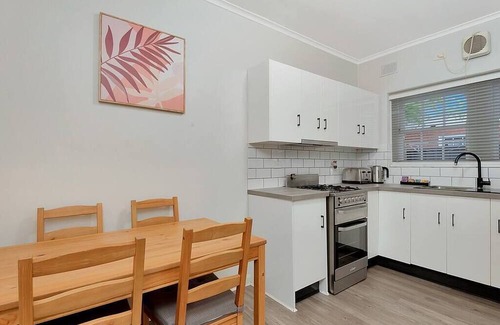 Tusmore Apartment | Tasteful 2BR 1BA in Tusmore
