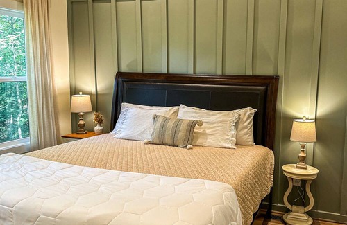 Calverton Other | Modern Farmhouse surrounded by woods. Shopping wineries breweries hiking nearby