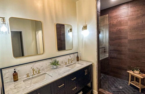 Calverton Other | Modern Farmhouse surrounded by woods. Shopping wineries breweries hiking nearby