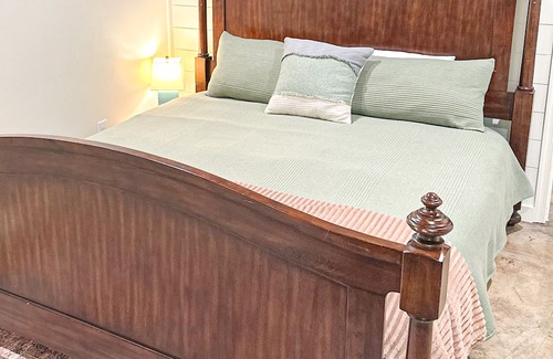 Calverton Other | Modern Farmhouse surrounded by woods. Shopping wineries breweries hiking nearby