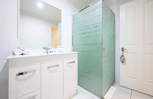 Gold Coast House | Relaxing Hope Island Retreat with Pool and Study