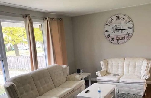 London House | Room in London, ON