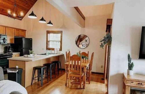 Reeds Spring House | Pine Grove Cabin side A