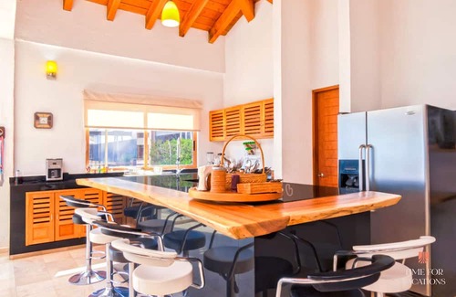 El Santuario House | NEW Lakeview Heated Pool & Whirlpool Trampoline